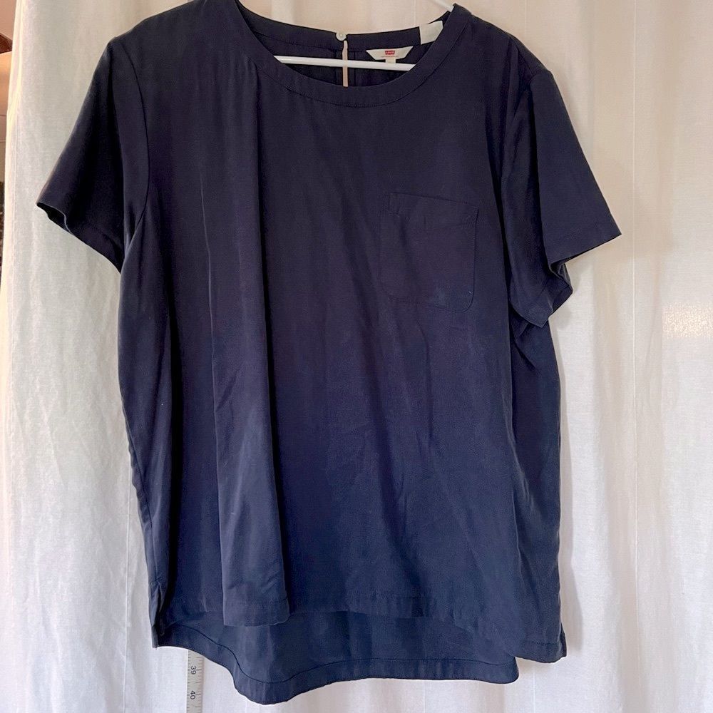 Levi’s Navy top, super soft